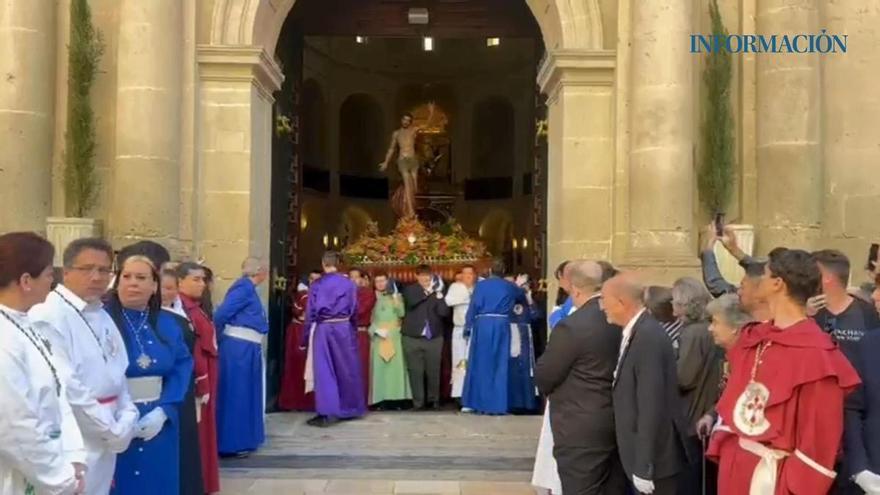 El Santísimo Cristo Resucitado sale de la Concatedral de San Nicolás en Alicante
