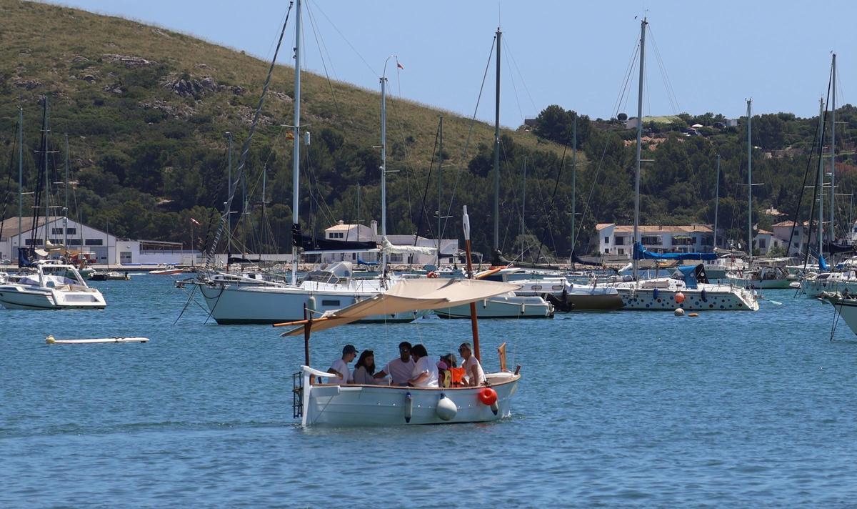 Una imagen de la navegación en 'llaüt' eléctrico, una de las actividades que se han llevado a cabo en el marco de estas jornadas.