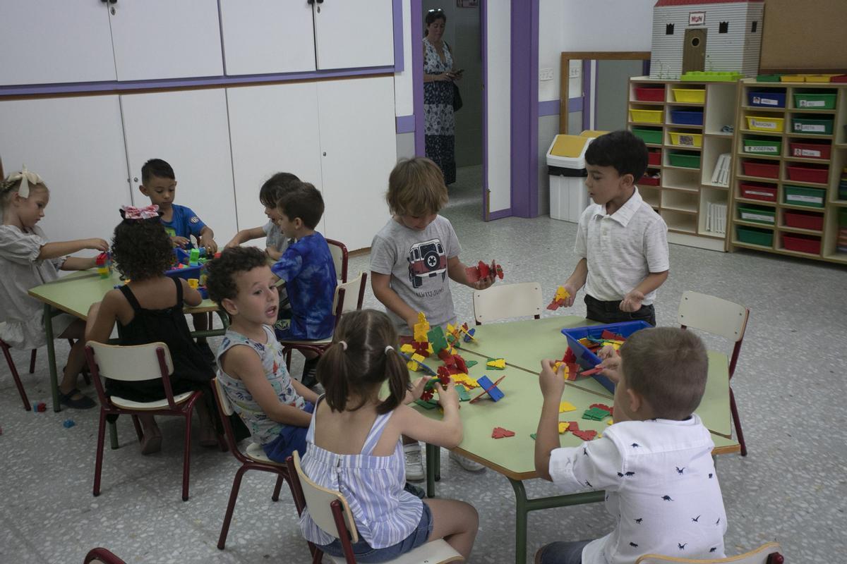 Valencia. Inicio del curso escolar, CEIP El Grau. Alumnos en clase. Archivo