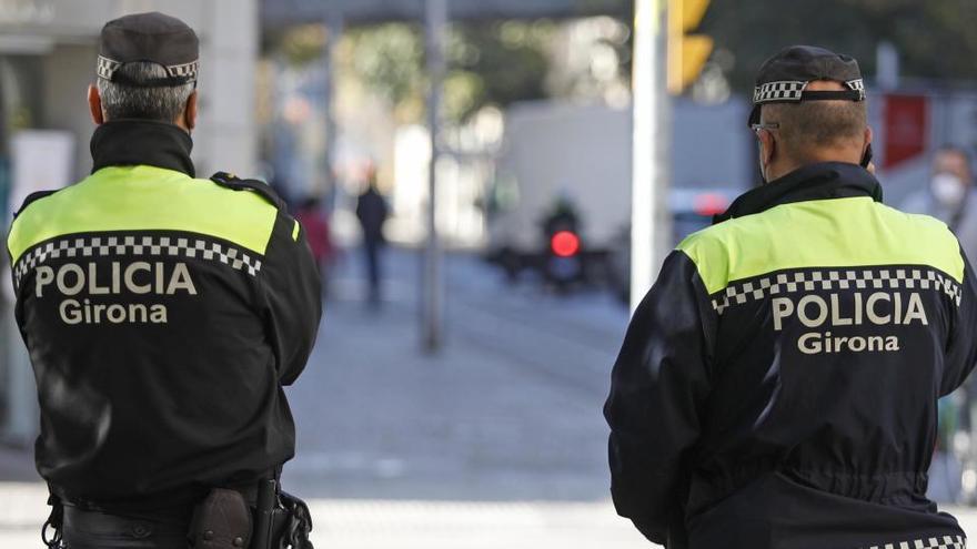La policia posa 16 denúncies en dos bars que incomplien les restriccions a Girona