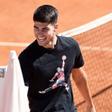 El tenista español Carlos Alcaraz entrena en la Caja Mágica en el marco del Mutua Madrid Open, este miércoles en Madrid