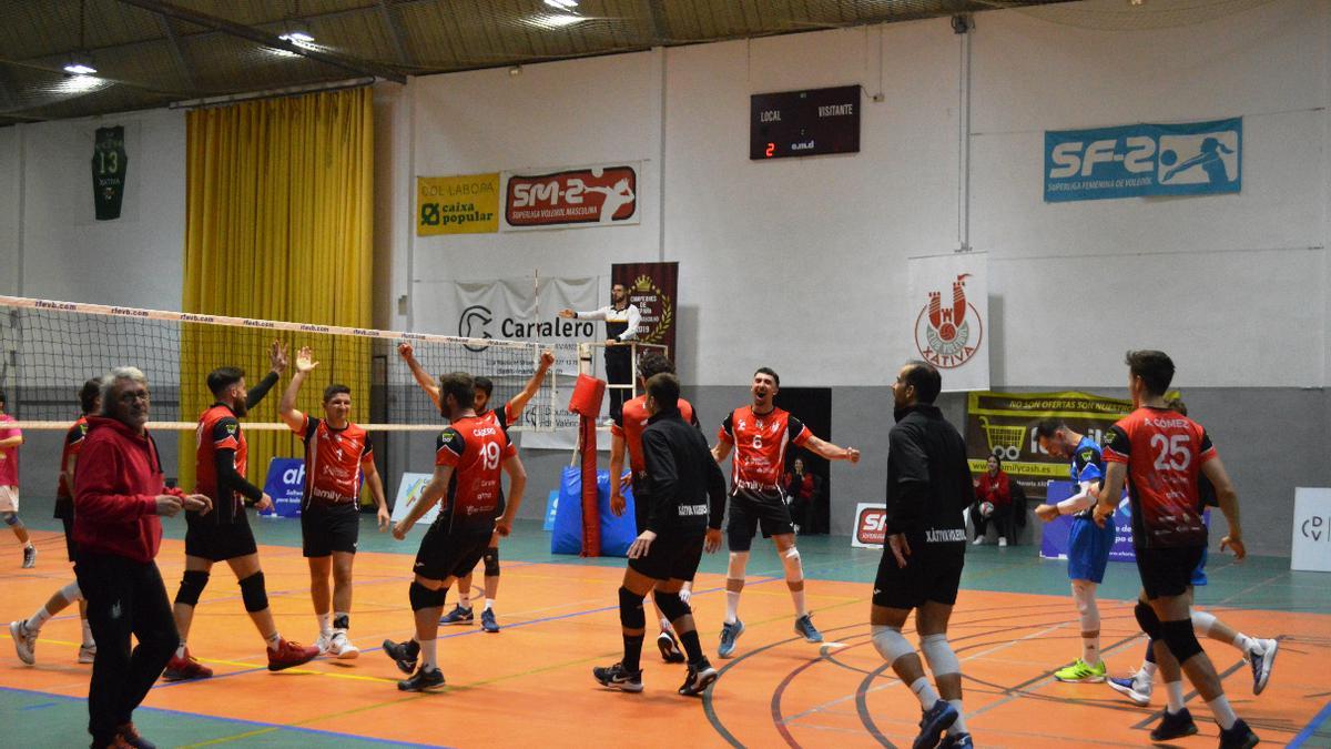 El Familycash Xàtiva voleibol masculino celebra victoria contra el CV Ibiza por 3-2 (28-26/25-23/22-25/19-25/15-11),