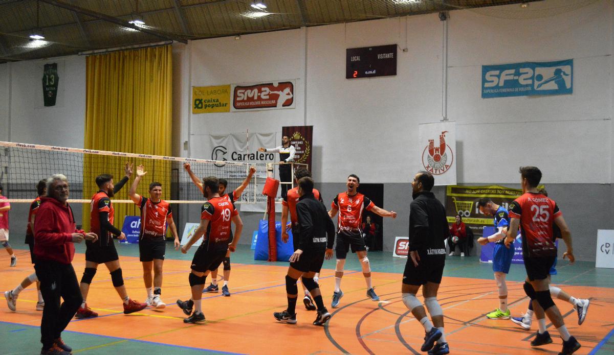 El Familycash Xàtiva voleibol masculino celebra victoria contra el CV Ibiza por 3-2 (28-26/25-23/22-25/19-25/15-11),