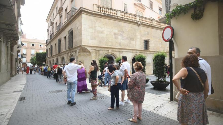 Colas para venerar a la Virgen de la Fuensanta, que se queda en la Catedral