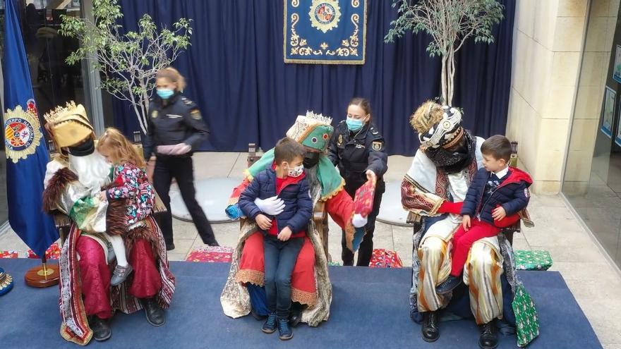 Los Reyes Magos entregan regalos a los niños en la Comisaría Provincial de la Policía Nacional de Alicante