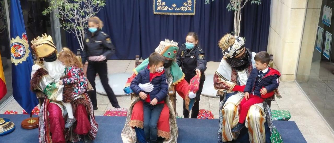 Los Reyes Magos visitan la Comisaría de la Policía Nacional de Alicante