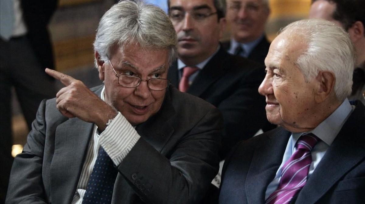 Mário Soares y Felipe González conversan antes de una conferencia celebrada en Lisboa en junio del 2010.
