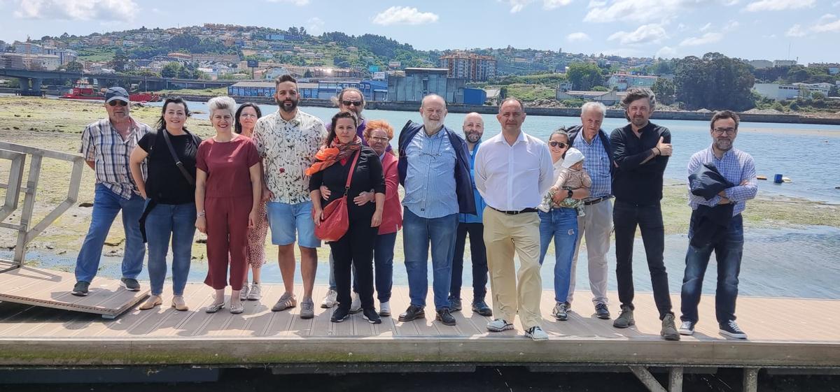 El candidato del BNG, Dani Carballada, en la mañana de este viernes, junto a homólogos de Carral y Oleiros y a Mercedes Queixas.