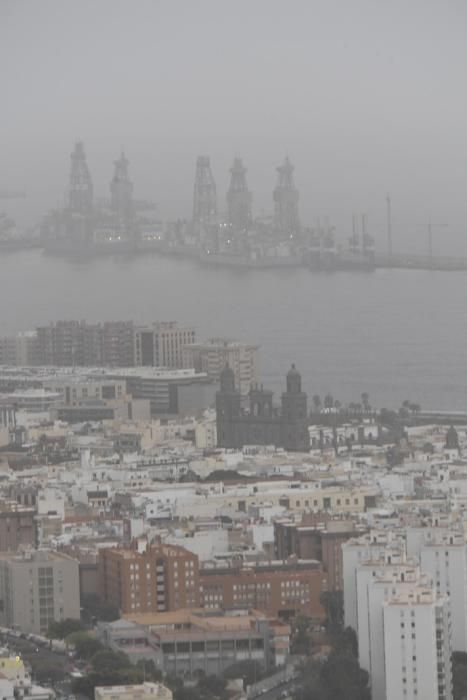 24-02-20 LAS PALMAS DE GRAN CANARIA. DIFERNETES LUGARES. LAS PALMAS DE GRAN CANARIA. METEOROLOGIA. Calima.    Fotos: Juan Castro.