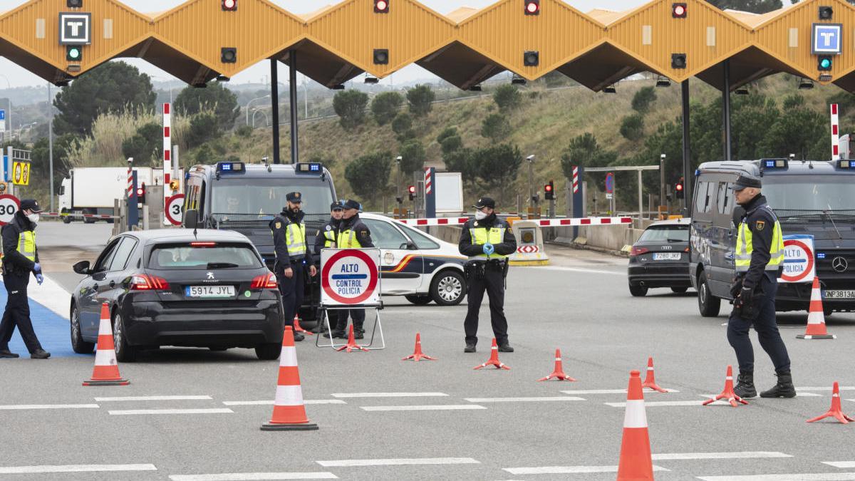 Un dels controls policials al peatge de l&#039;AP-7 a la Jonquera, sentit nord.