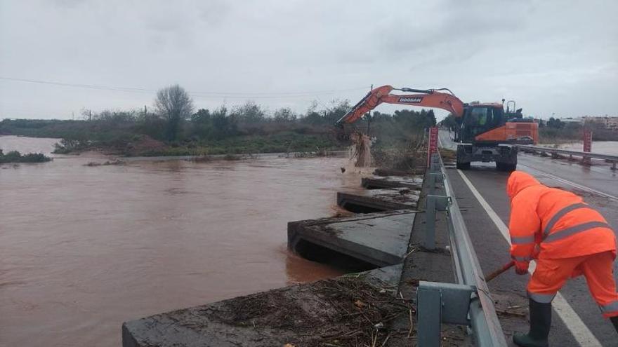 Tareas de limpieza en el Carraixet, en Alfara, el martes