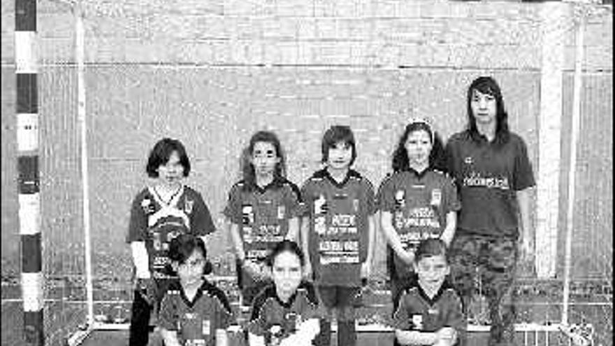 A la izquierda, las plantillas de los equipos senior A y B del Ovifem. A la derecha, el conjunto benjamín.