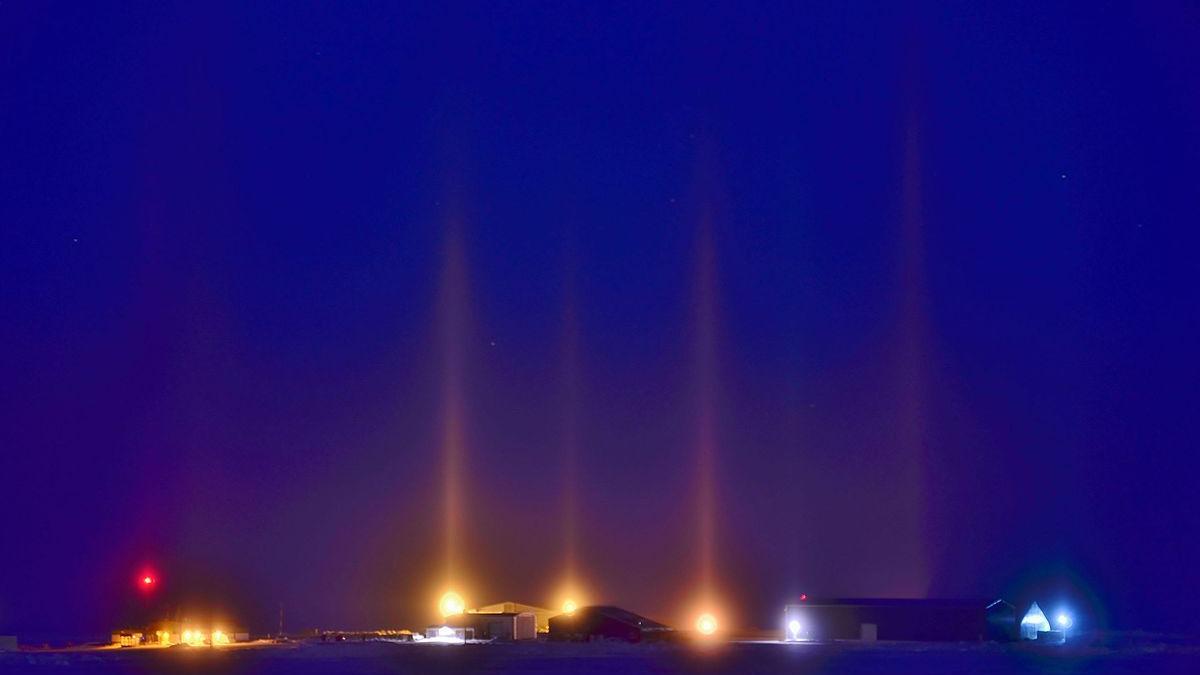 ¿Qué son los 'pilares de luz' que se ven en invierno y parecen auroras boreales?