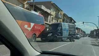 Dos ferits lleus en un xoc entre una furgoneta i un autobús a Bordils
