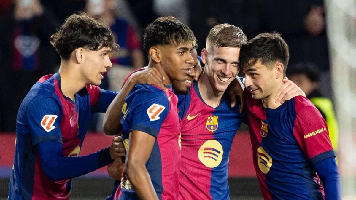 Pedri celebra con sus compañeros el tanto de Dani Olmo
