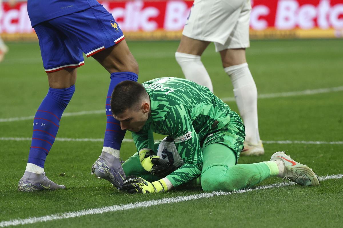 PARIS (France), 23/03/2025.- Croatia's goalkeeper Dominik Livakovic (C) in action against France's Kylian Mbappe (L) during the UEFA Nations League quarterfinal, 2nd leg match between France and Croatia at the Stade de France stadium in Saint Denis, France, 23 March 2025. (Croacia, Francia) EFE/EPA/MOHAMMED BADRA