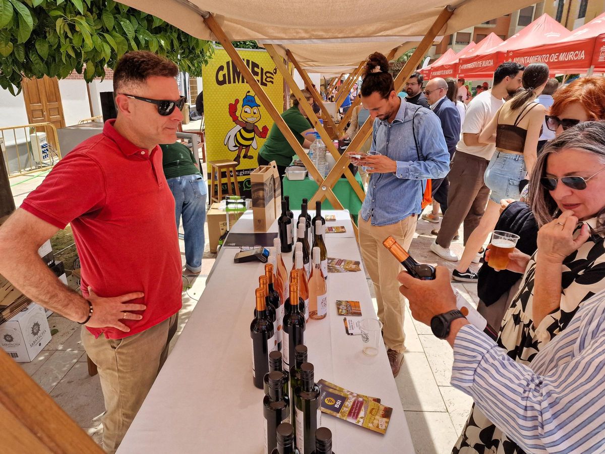 Asistentes en el estand de Bodegas BSI.