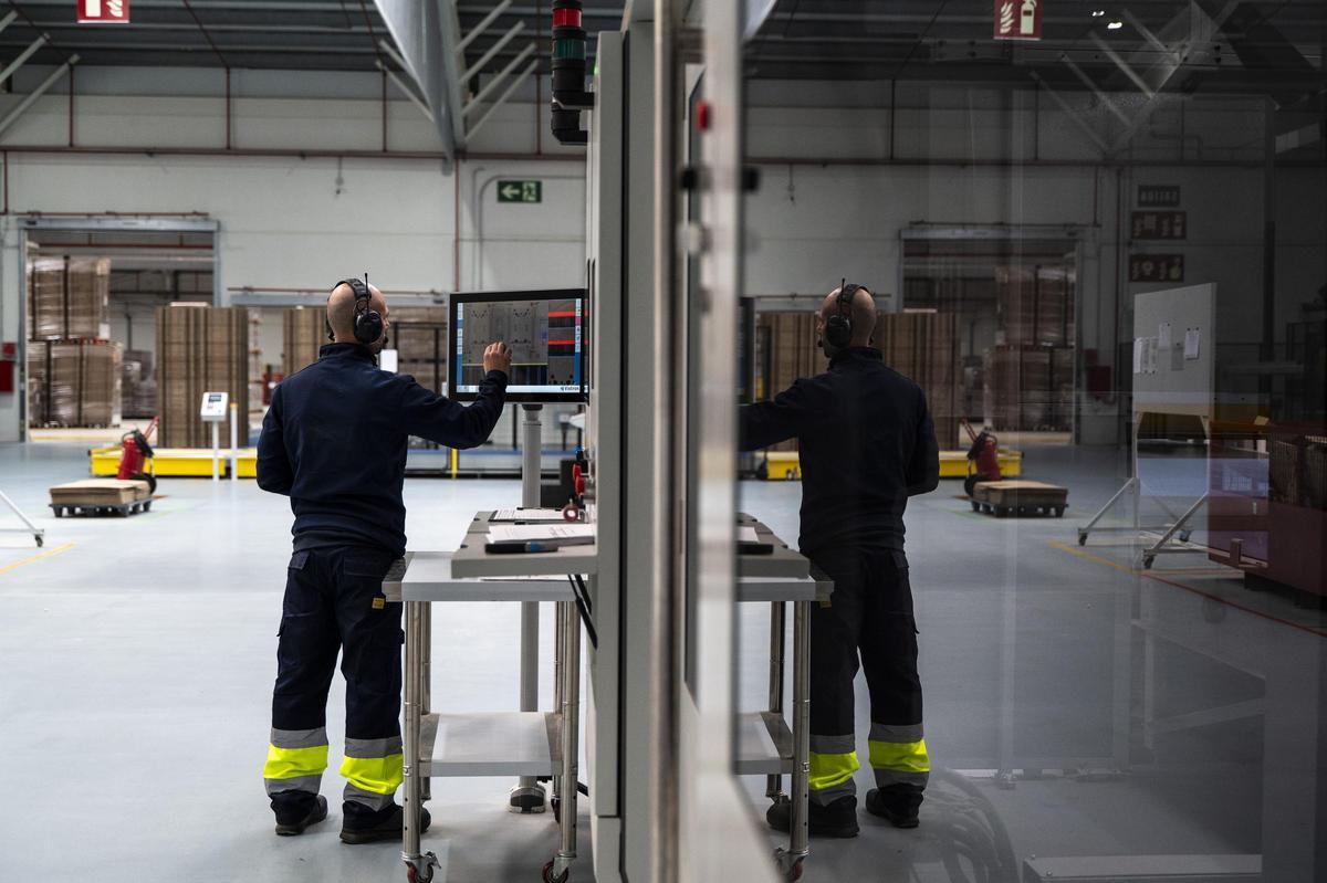 Un trabajador controla el proceso de producción en una industria extremeña.