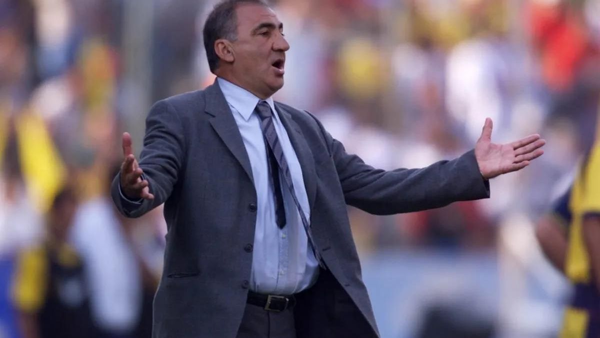 Zurdo López durante su etapa como técnico de Independiente.