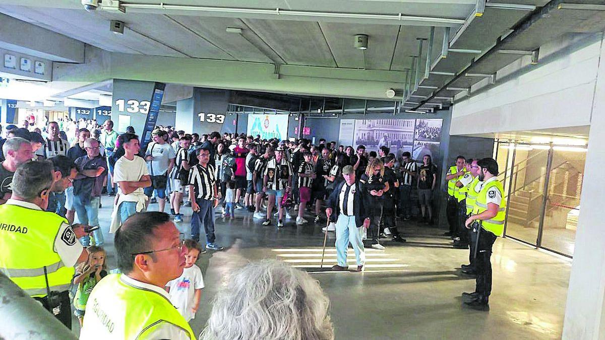 Los seguidores del CD Castellón custodiados por seguridad para abandonar las instalaciones del RCDE Stadium