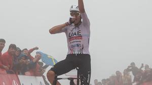 Marc Soler celebra su triunfo en la etapa de este martes.