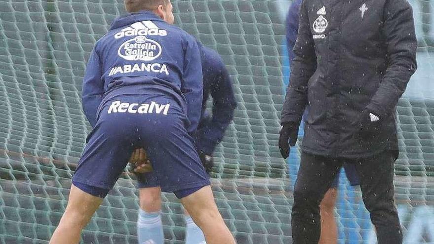 Fran Escribá, junto a Cabral y Hjulsager, en el entrenamiento de ayer en A Madroa. // Ricardo Grobas