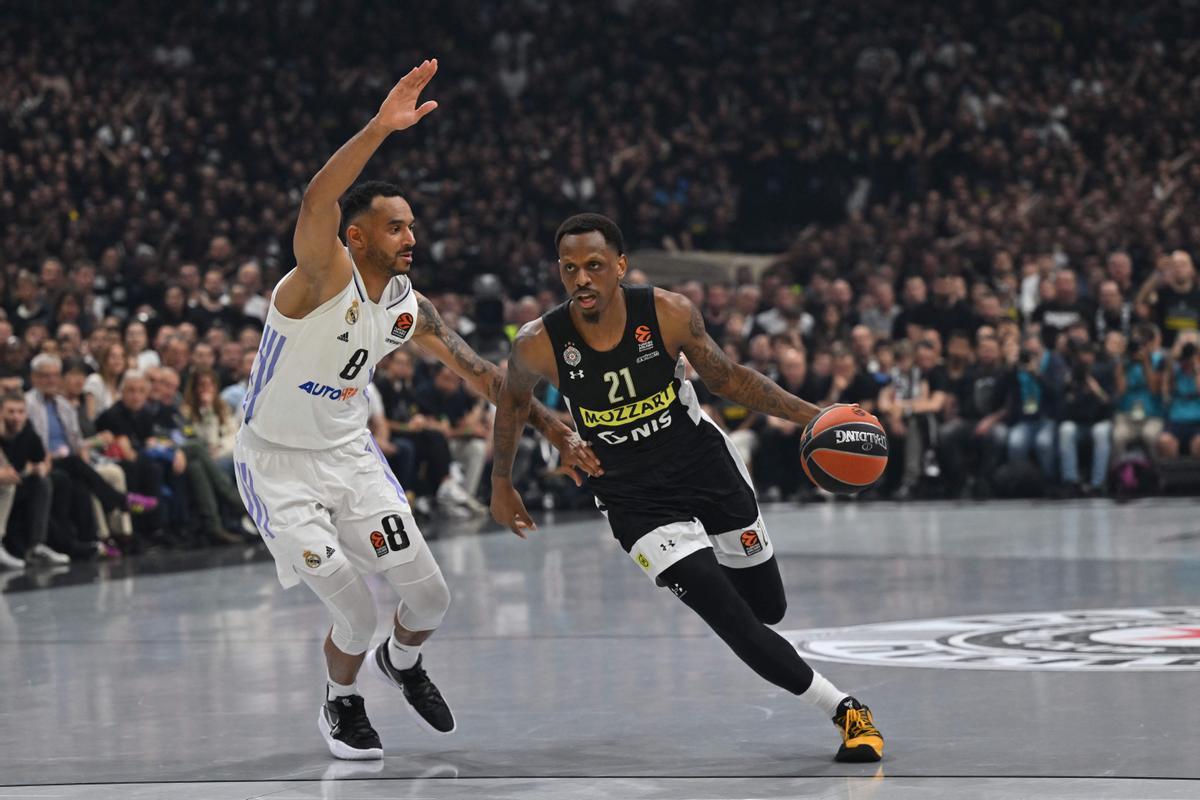 James Nunnally, jugador de Partizan de Belgrado, ante Adam Hanga, del Real Madrid.