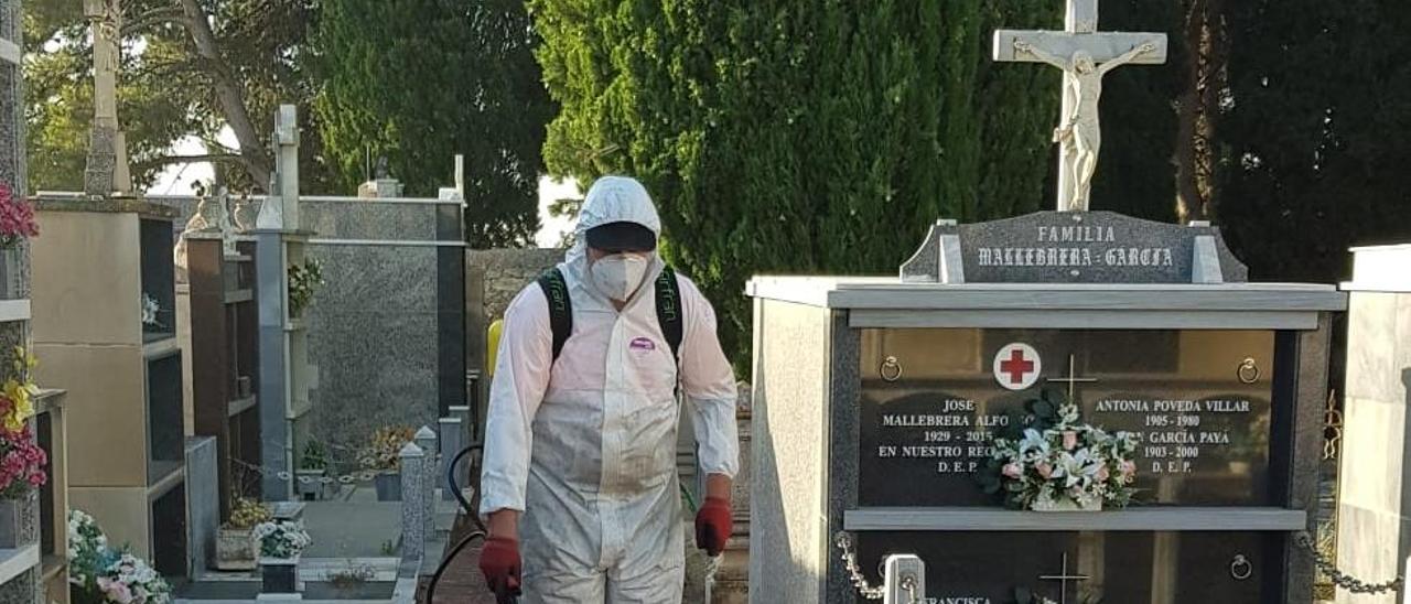 La normalidad destaca en la reapertura del Cementerio Municipal de Monóvar