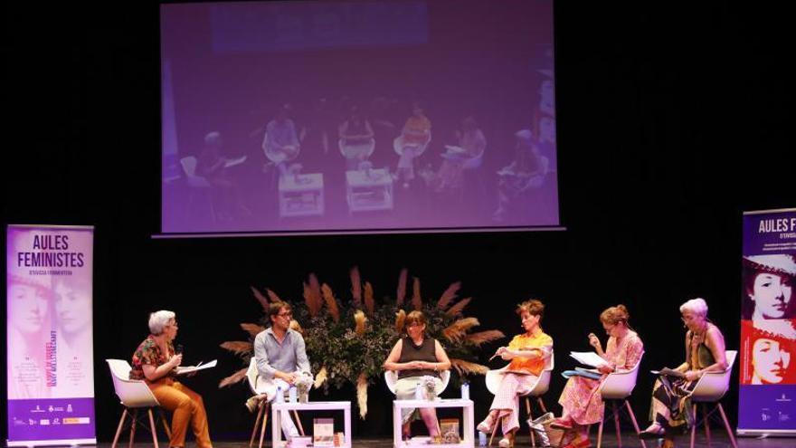 Participantes en la mesa redonda titulada ‘Análisis con perspectiva de género de la reforma laboral’. | J.A.RIERA