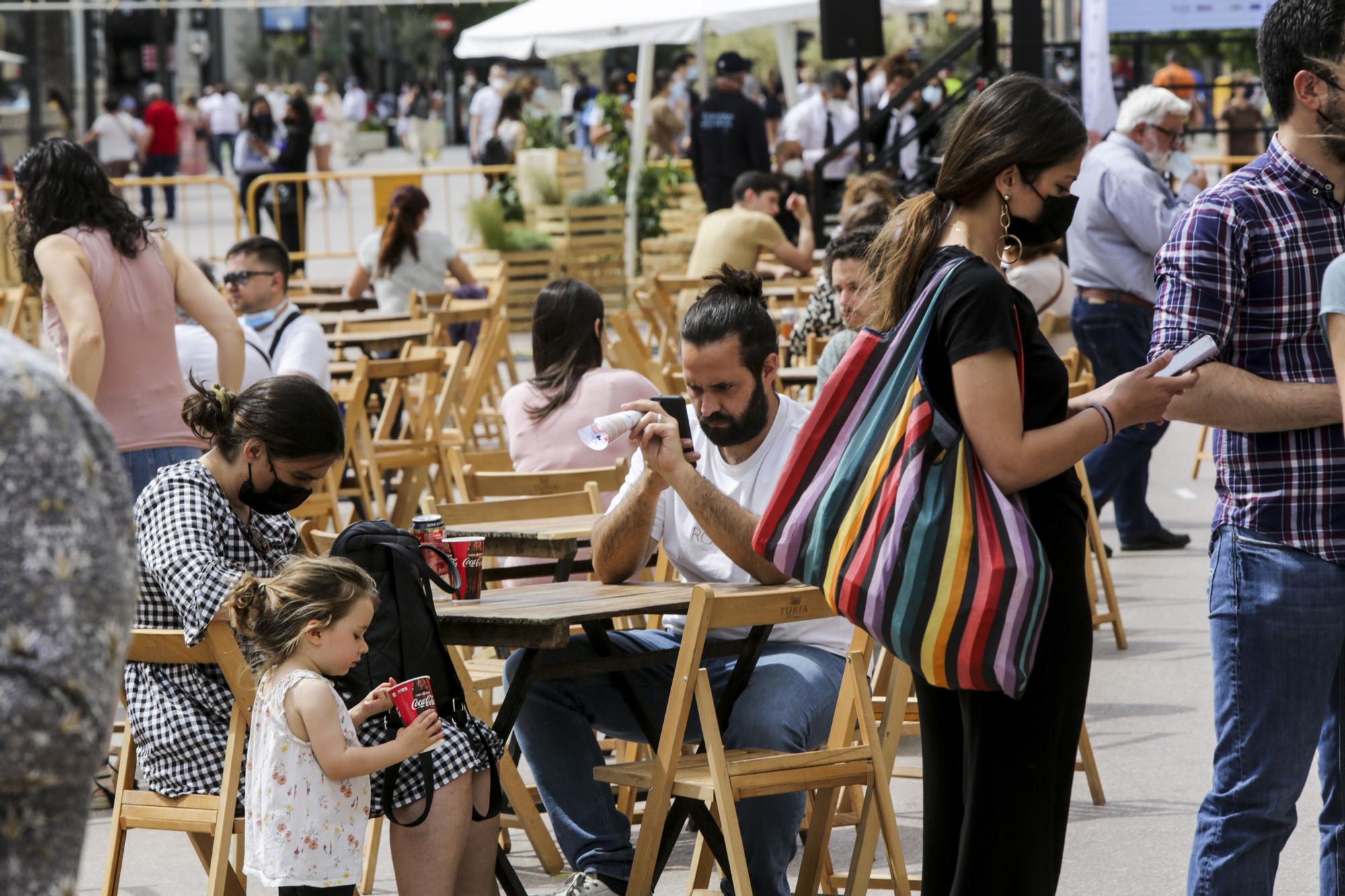 Los turistas abarrotan las playas y las terrazas