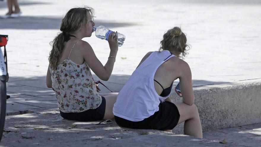 La ola de calor se intensifica en Mallorca y hoy llega la primera noche tropical