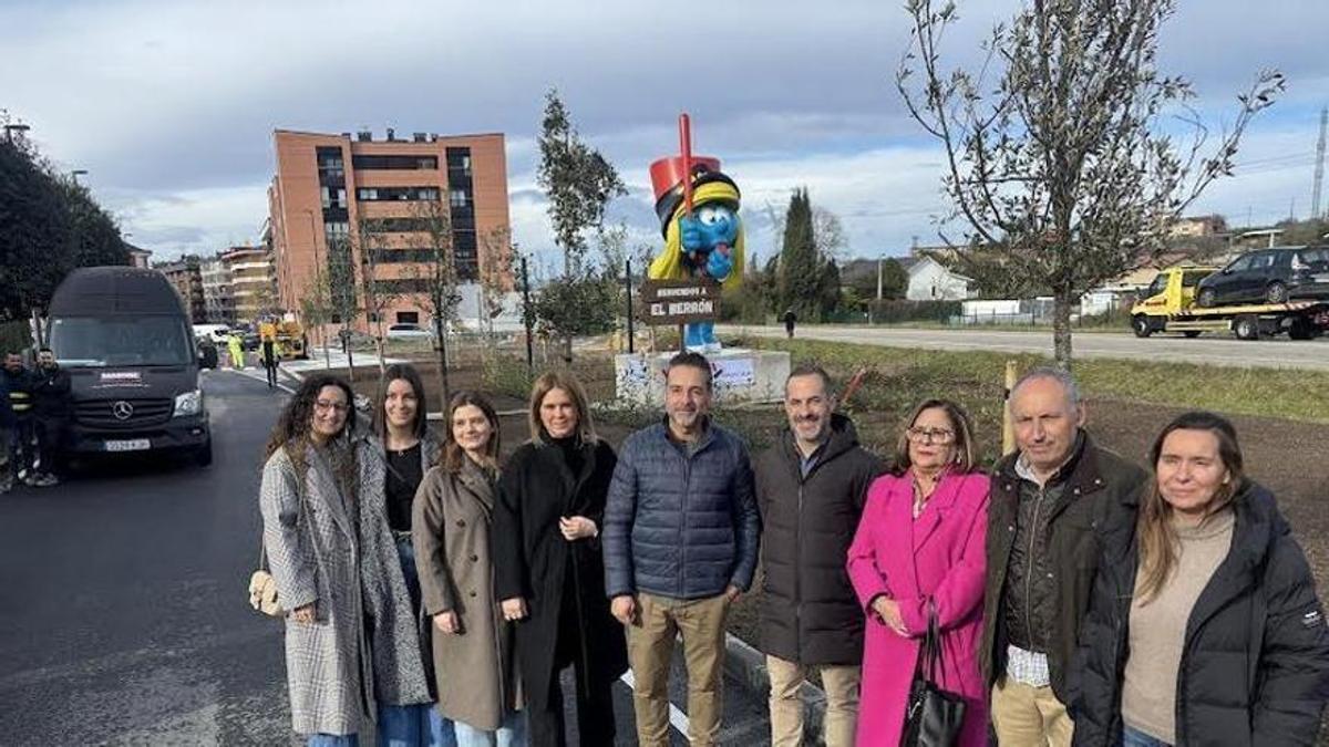 Por la izquierda, Alba Gómez, Alicia Rodríguez y Laura Díaz, de la sociedad de festejos de El Berrón; Eva Iglesias, edil de Educación; Javier García, de la empresa que hizo la "pitufina"; Ángel García, alcalde de Siero; María Luz Pañeda, ferroviaria jubilada, y Juan Carlos Álvarez y Leire Gabilondo, técnicos municipales, delante de la figura.