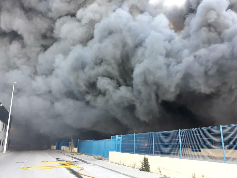 Un incendio arrasa una empresa de regalos en Manises