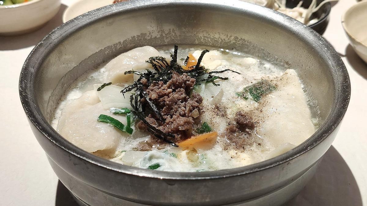 'Manduguk', sopa de empanadillas con ternera del restaurante coreano Soban de Jo Lee.