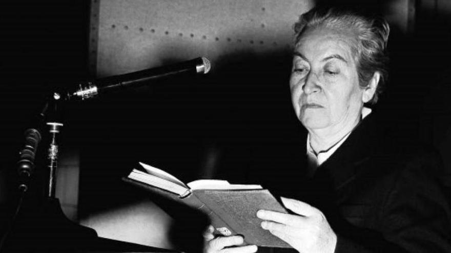 Fallecida en 1957, la autora de Desolación y Tala sigue siendo una referencia indiscutible de las letras hispanoamericanas y españolas. Su intervención en Málaga, donde cuenta con una calle, se centró en la relación con México.