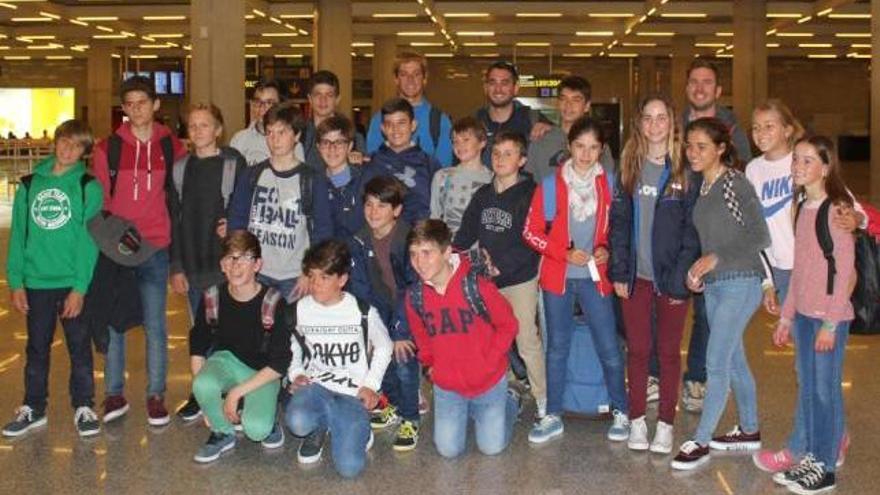 La delegación balear posa, el pasado viernes, en el aeropuerto antes de viajar a Gran Canaria.