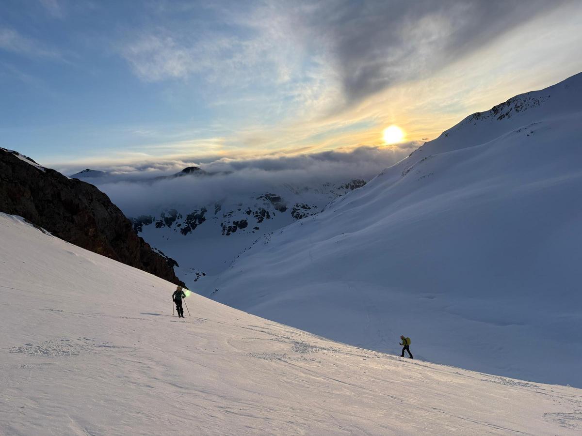 Alguns dels membres del grup esquiant entre les muntanyes del Pirineu