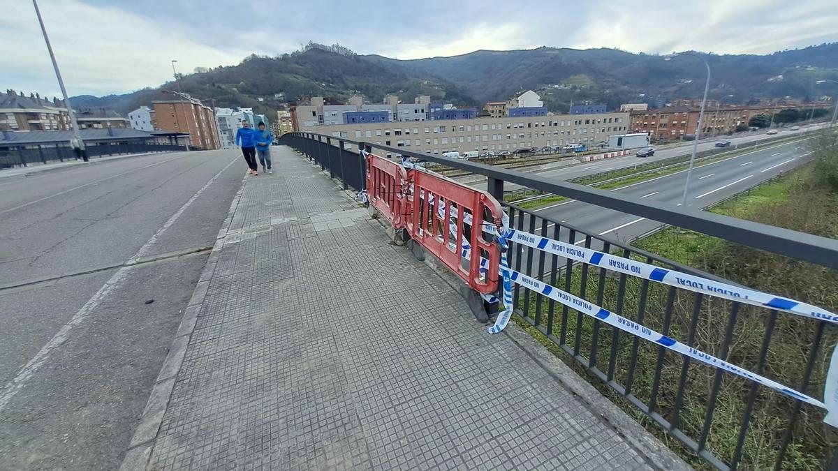 El lugar del accidente, con la barandilla vallada.