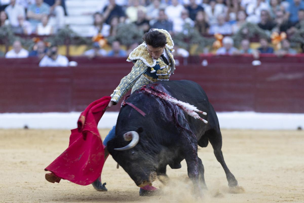 Roca Rey en un  hondo muletazo.