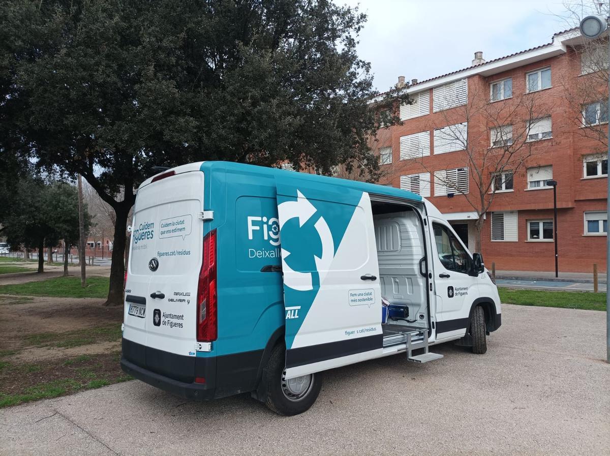 La nova furgoneta estacionada a la plaça Lluís Companys