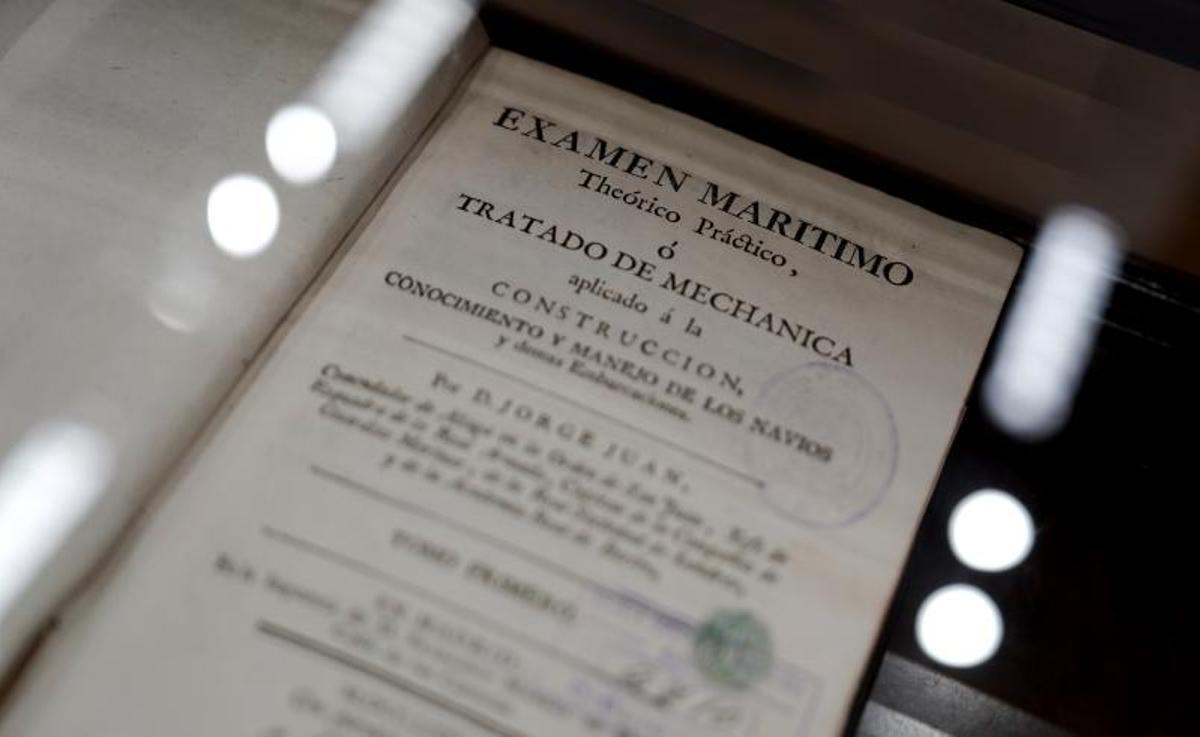 Esta edición original de un tratado de Jorge Juan se expone en la Escuela de Ingeneros Navales de la Universidad Politécnica de Madrid.