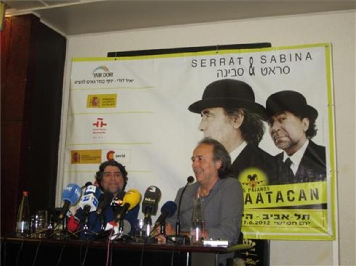 Joaquín Sabina i Joan Manuel Serrat, el 20 de juny, durant la presentació de la seva gira, a Barcelona. Joaquín Sabina i Joan Manuel Serrat, el 20 de juny, durant la presentació de la seva gira, a Barcelona.