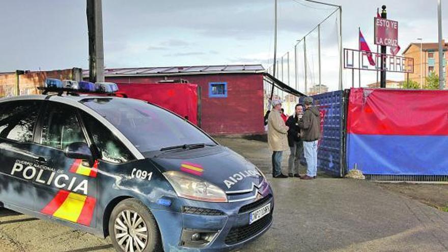 Un coche de la Policía, apostado junto al campo de La Cruz, durante la celebración del partido.