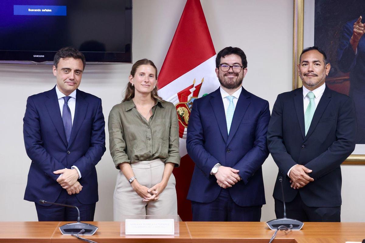 Por la izquierda, Javier Ballina,