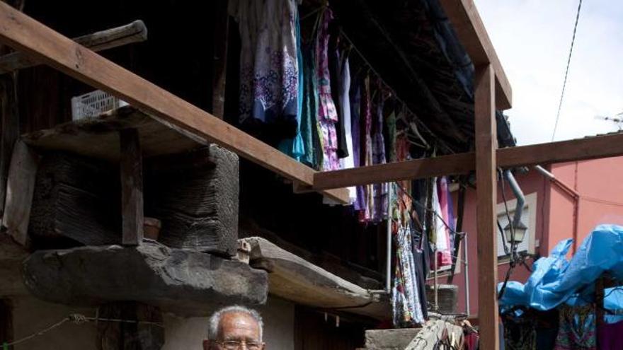 Un artesano vende sus cestas en el mercado de Rioseco, en Sobrescobio.