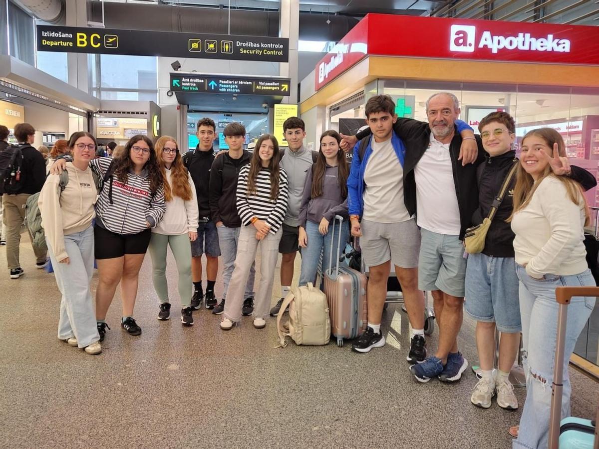 Jóvenes egabrenses, en el aeropuerto antes de emprender el regreso a casa.