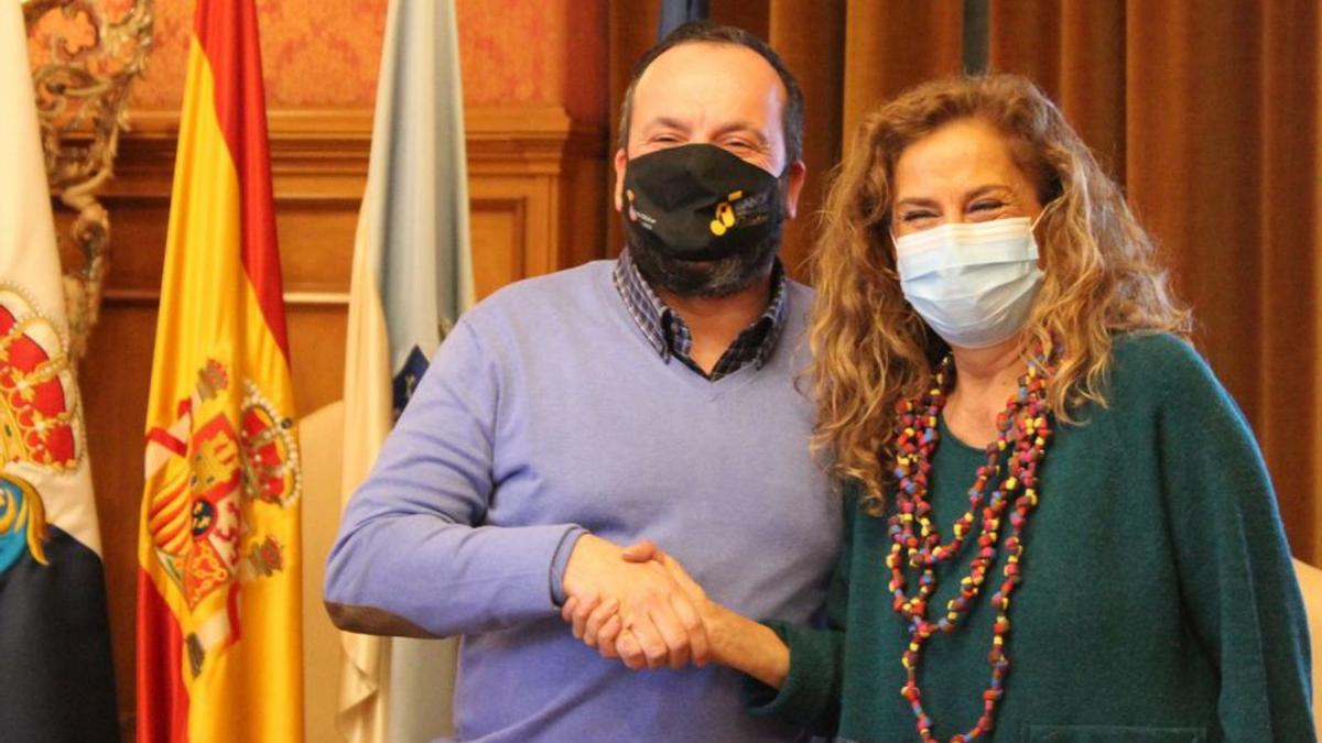 Carmela Silva y César Poza, en la firma del convenio. |   // FDV