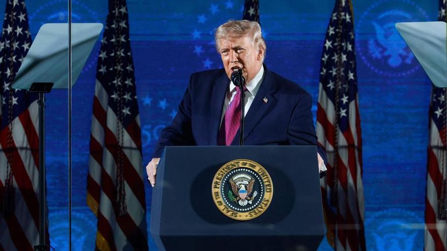 Trump azuza la división y avisa contra el "resurgimiento del comunismo" en un discurso electoralista a los pies del monte Rushmore