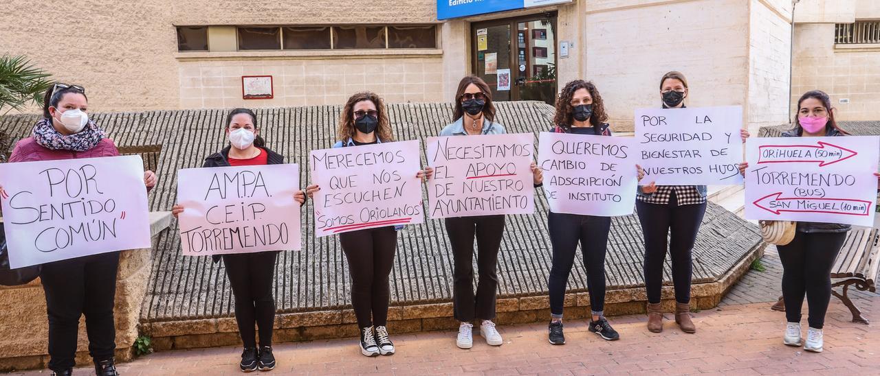 Grupo de madres de Torremendo a las puertas del edificio donde se reunió el CEM de Orihuela