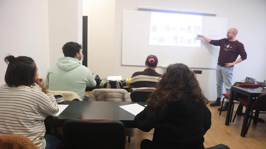 La oposición a auxiliar administrativo en A Coruña atrae a casi 1.700 aspirantes: "La alta cantidad de candidatos eleva la presión"